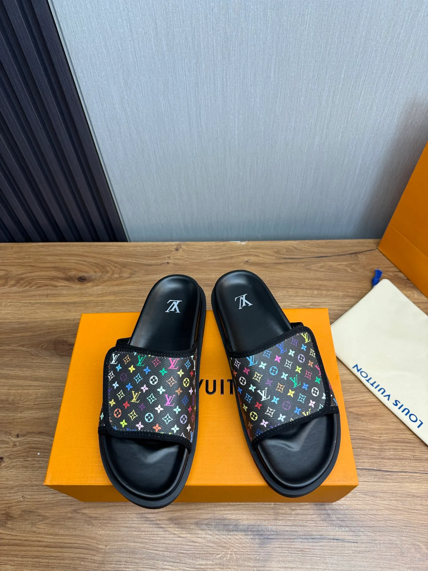Men's shoes 💰340💰 ▪️LV's popular Little Red Book popular slippers hot sale: 1 shipment✅ Super textured and comfortable slippers, original TPU outsole. Authentic counter box drawer box packaging 🎁Size 38-45